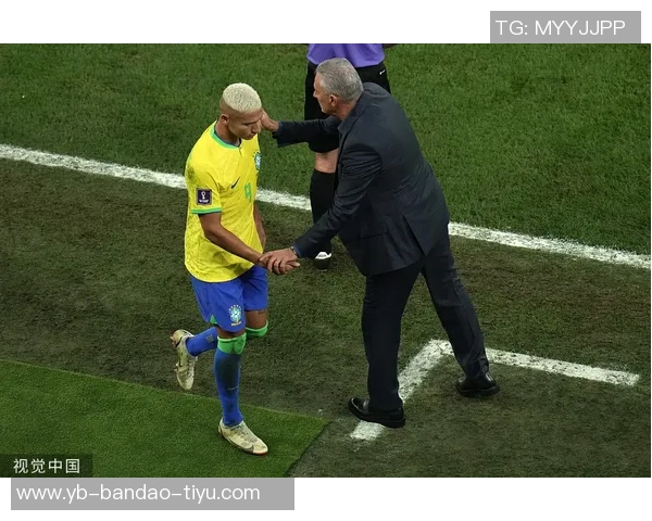 维尼修斯与女友甜蜜互动内马尔点赞称赞这个男孩深深爱着她