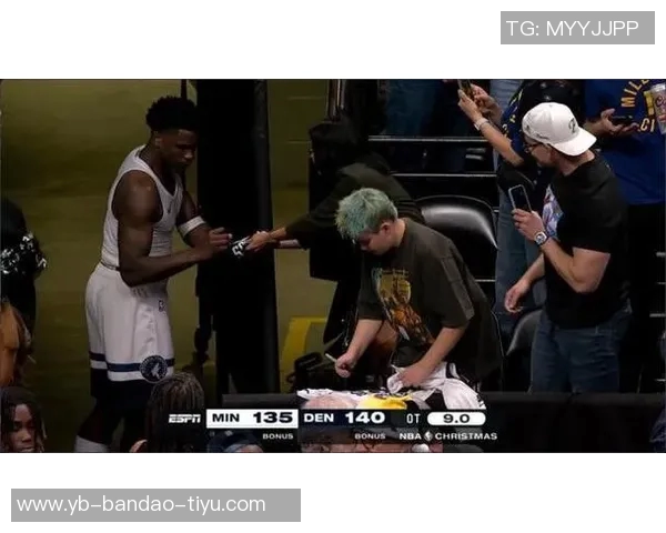 即使遭遇不公被驱逐出场华子依然在通道默默为球迷签名